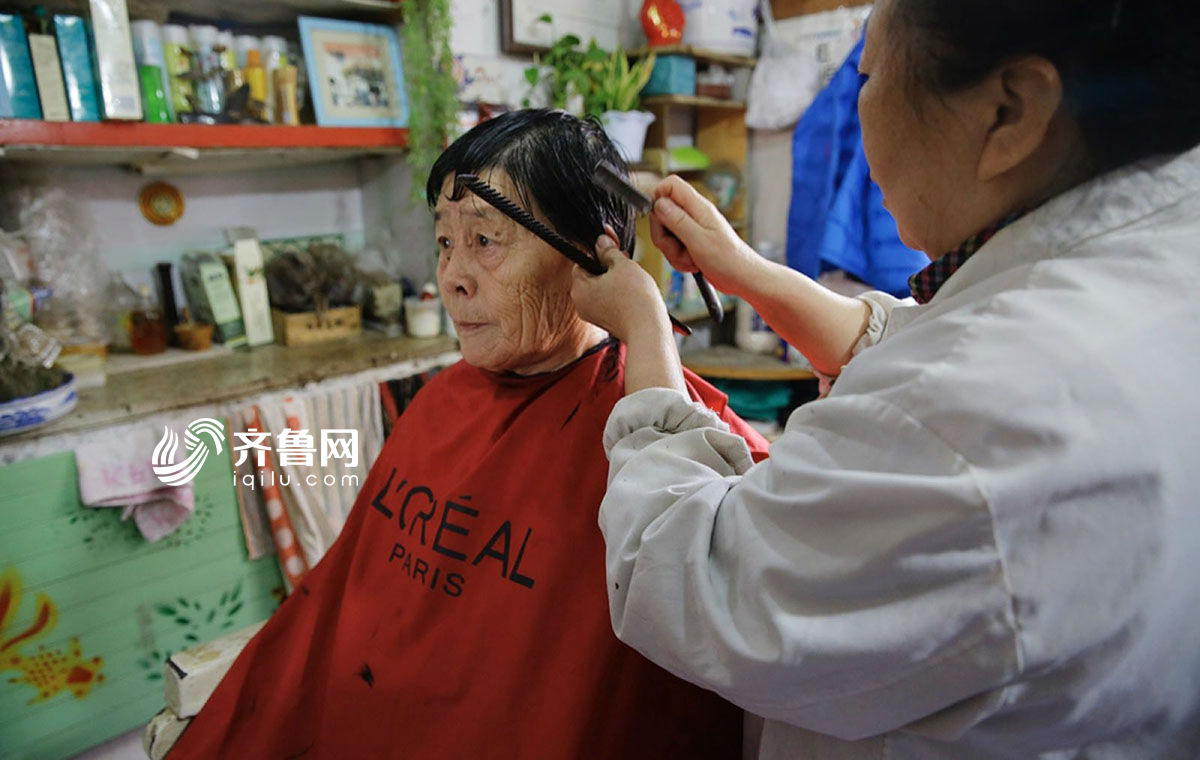 圖片故事：二月二“剃龍頭”：理發師堅守傳統技藝43年[組圖]