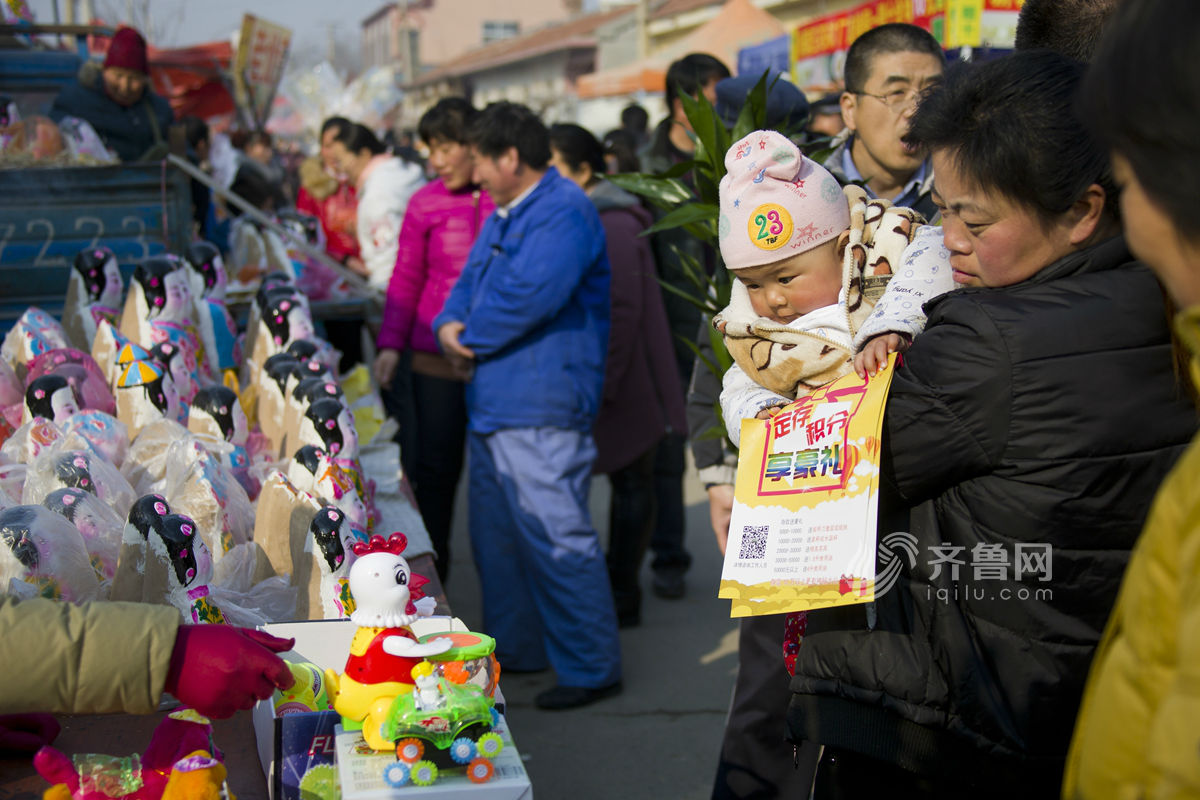 感受非遺文化 山東火把李廟會泥塑娃娃當(dāng)主角[組圖]