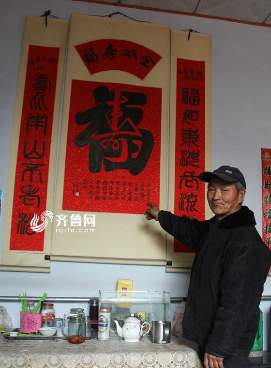 七旬環衛工自學33年 掃地之余街頭秀書法[組圖]