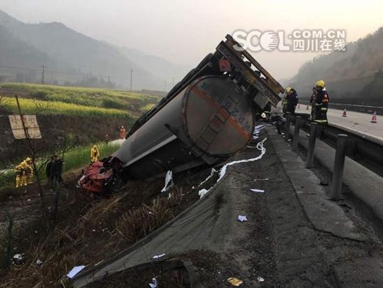 綿廣高速32噸甲醇罐車側翻 司機當場死亡（圖）