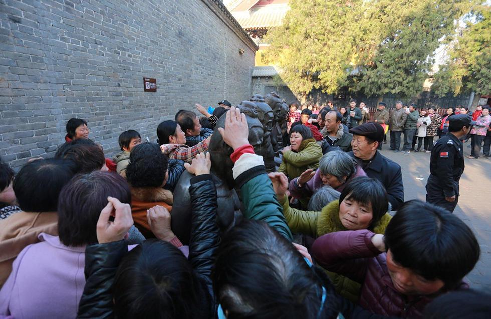 河南周口香客排長隊(duì)“打秦檜”消災(zāi)