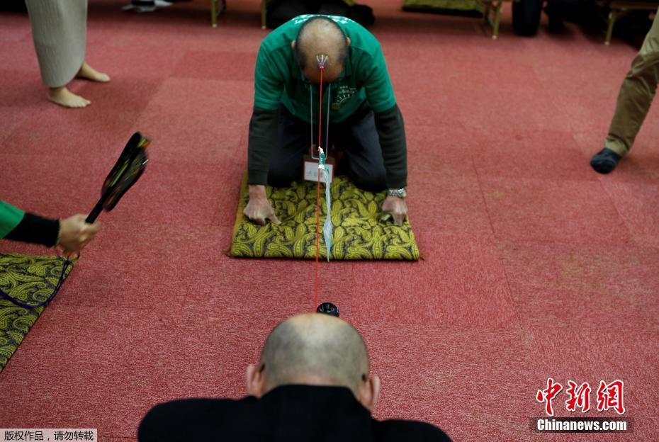 日本謝頂男人俱樂部 成員用頭頂拔河