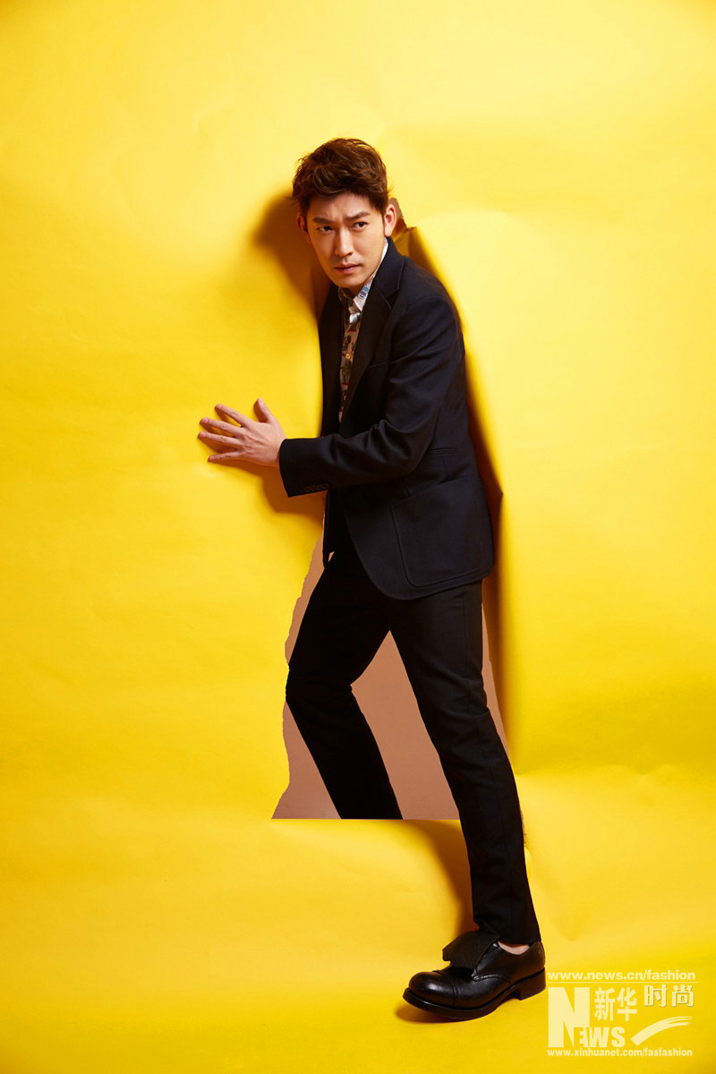 張博時(shí)尚大片曝光 早春穿搭散發(fā)型男魅力