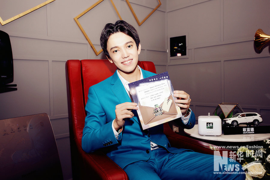 《歌手》迪瑪希玩百變造型 湖藍色西裝清雅出塵