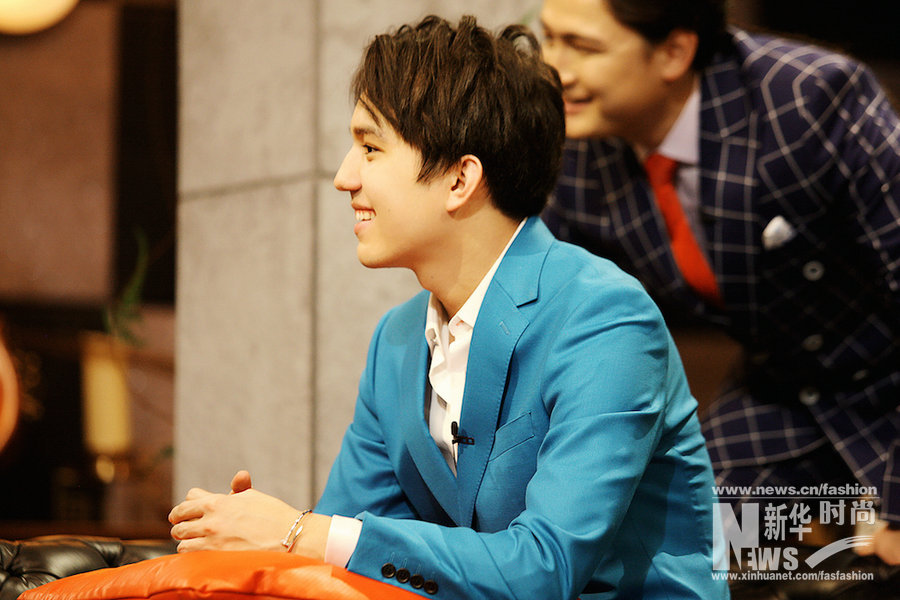 《歌手》迪瑪希玩百變造型 湖藍(lán)色西裝清雅出塵