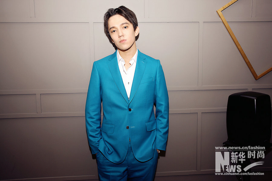 《歌手》迪瑪希玩百變造型 湖藍色西裝清雅出塵