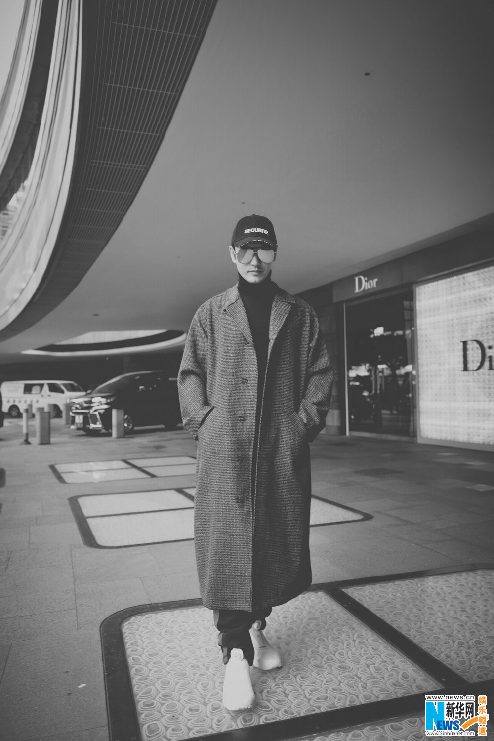 黃曉明格紋大衣引領(lǐng)復(fù)古時(shí)尚風(fēng)