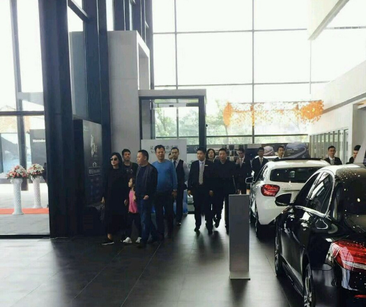 趙薇帶愛女搭地鐵 小四月蹲坐地上好呆萌