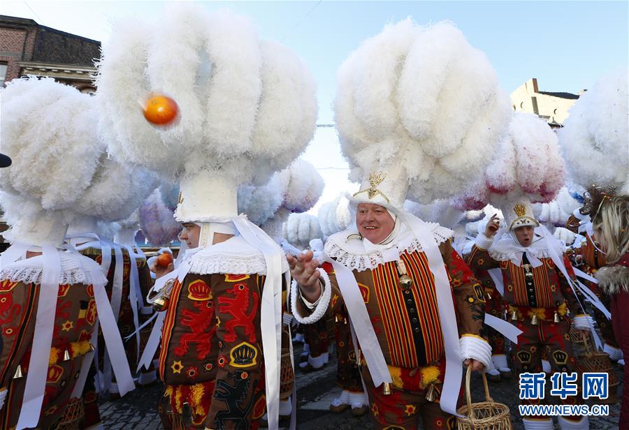 班什狂歡節“憨人”盛裝游行
