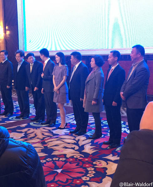 奶茶妹妹聽著劉強東講話 眼神中是一望無盡的溫柔