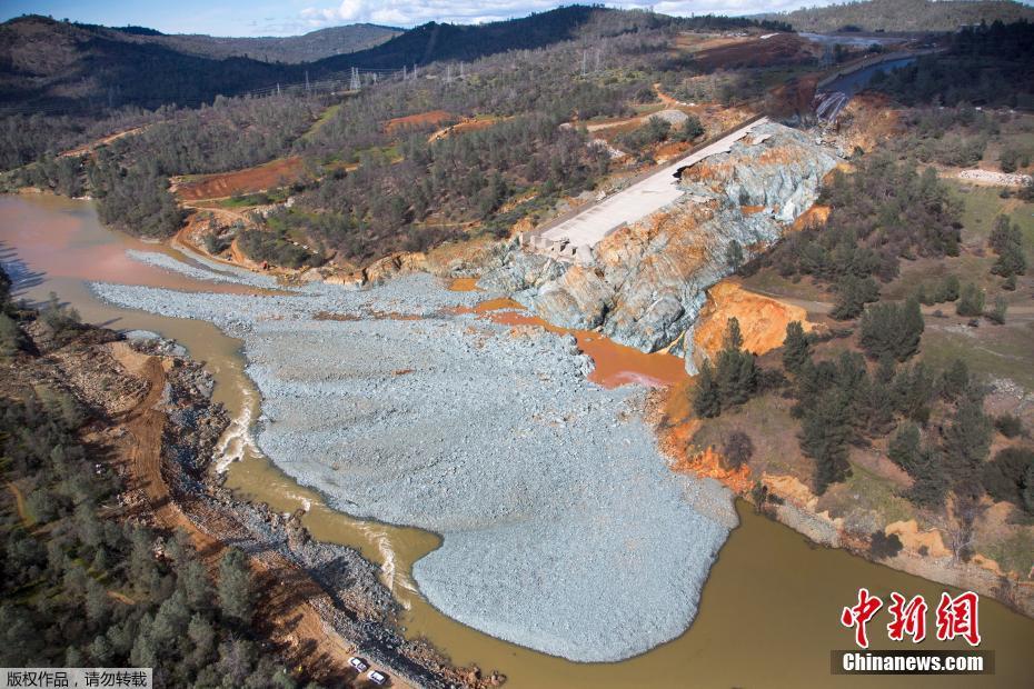 美國(guó)最高水壩坍塌居民緊急疏散 現(xiàn)場(chǎng)清理工作啟動(dòng)