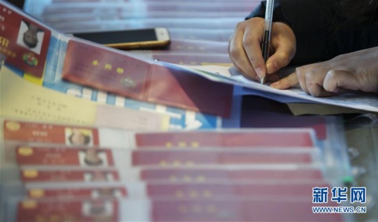 參加全國政協(xié)十二屆五次會議的委員陸續(xù)抵達駐地