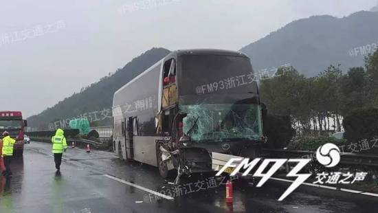 大巴司機閉眼開車 “夢游”20秒出車禍致1亡