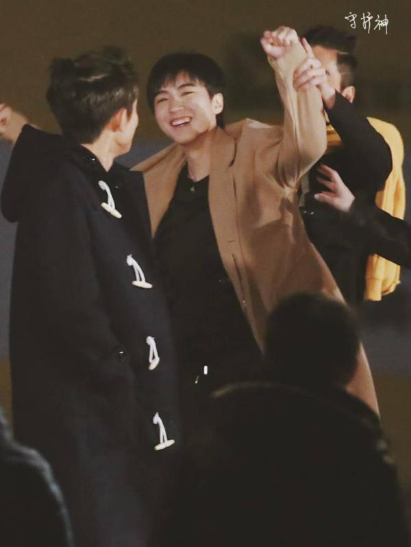 《少年團》路透照曝光 景甜背王俊凱“姐姐力”爆棚