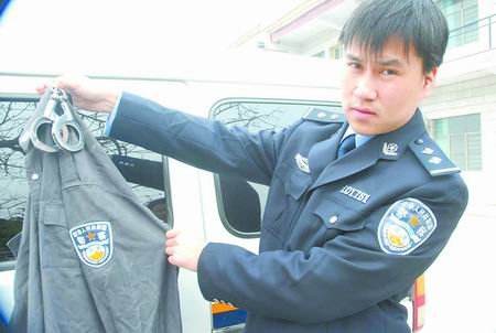 假警服拍視頻被拘 男子拍“給媳婦道歉”搞笑視頻被拘留