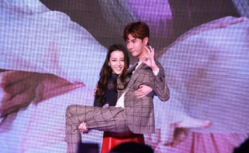 迪麗熱巴到底有多重？看完這4個男人抱她時的表情就知道！