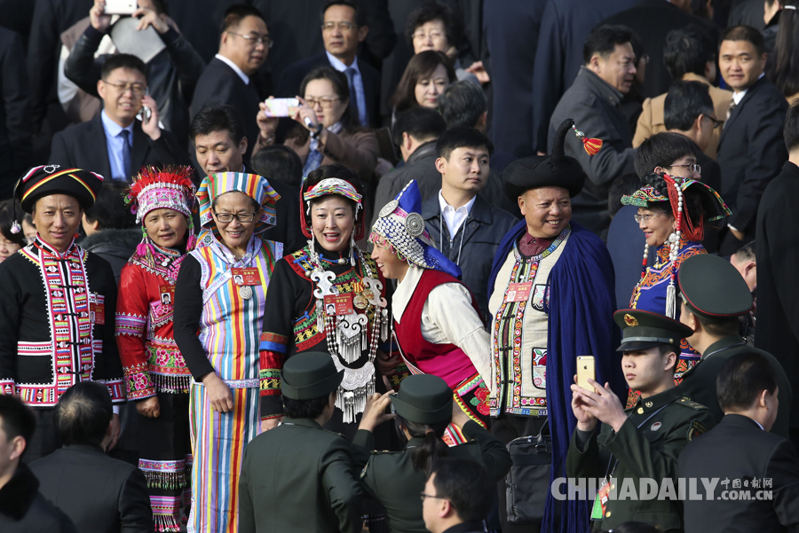 少數民族人大代表盛裝出席兩會
