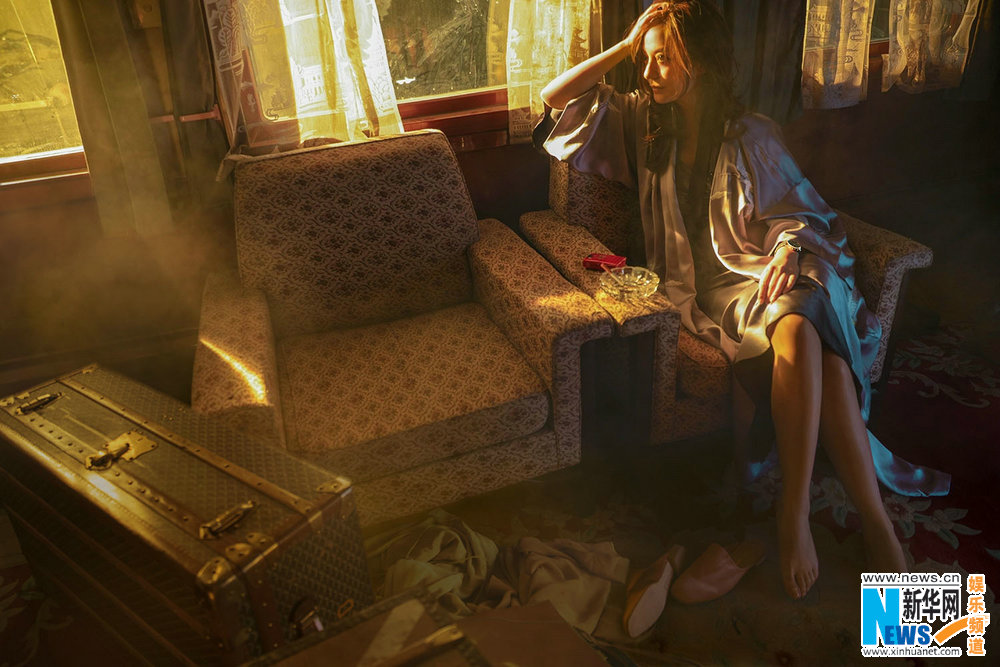 趙薇慵懶登封面 演繹“睡衣風”新潮流