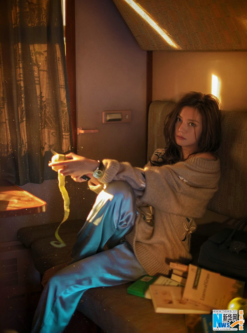 趙薇慵懶登封面 演繹“睡衣風(fēng)”新潮流