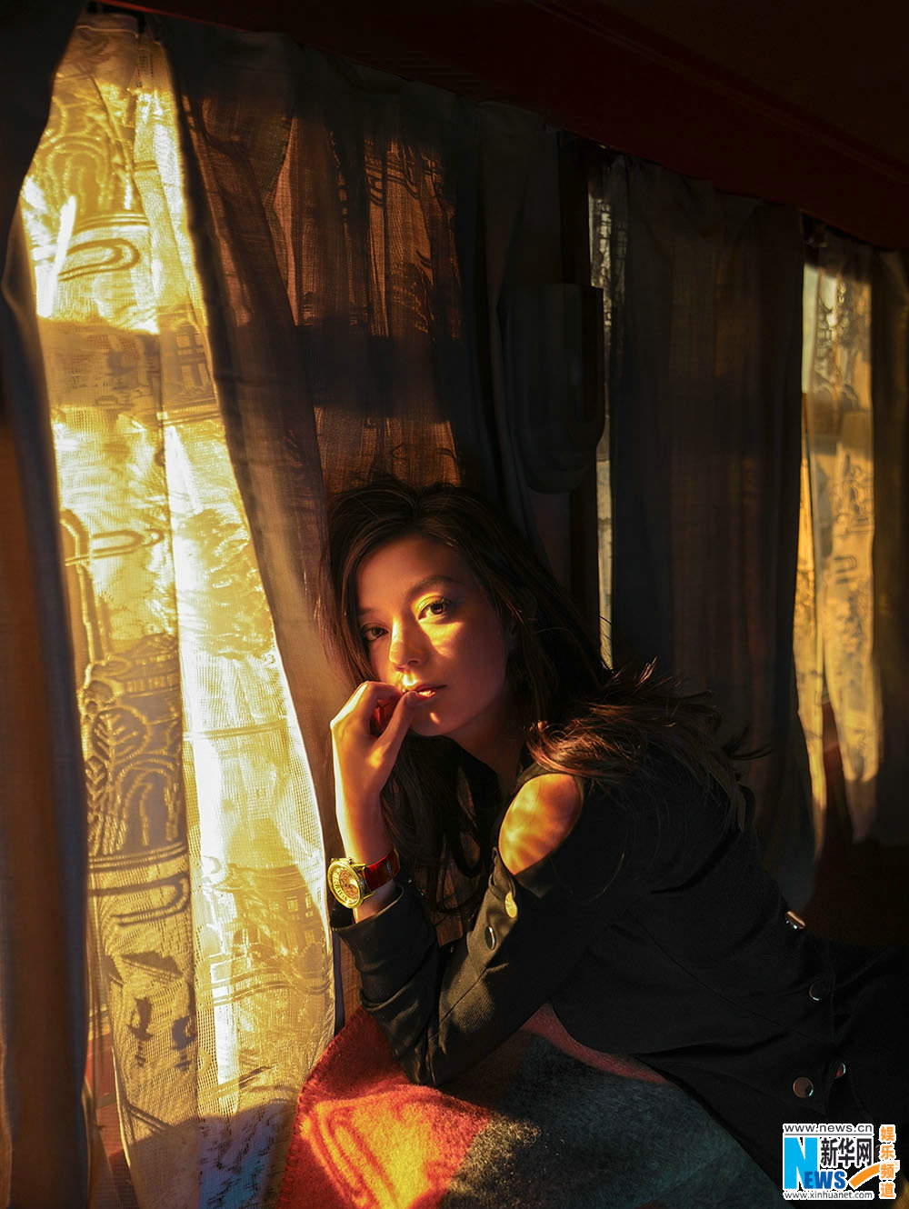 趙薇慵懶登封面 演繹“睡衣風(fēng)”新潮流