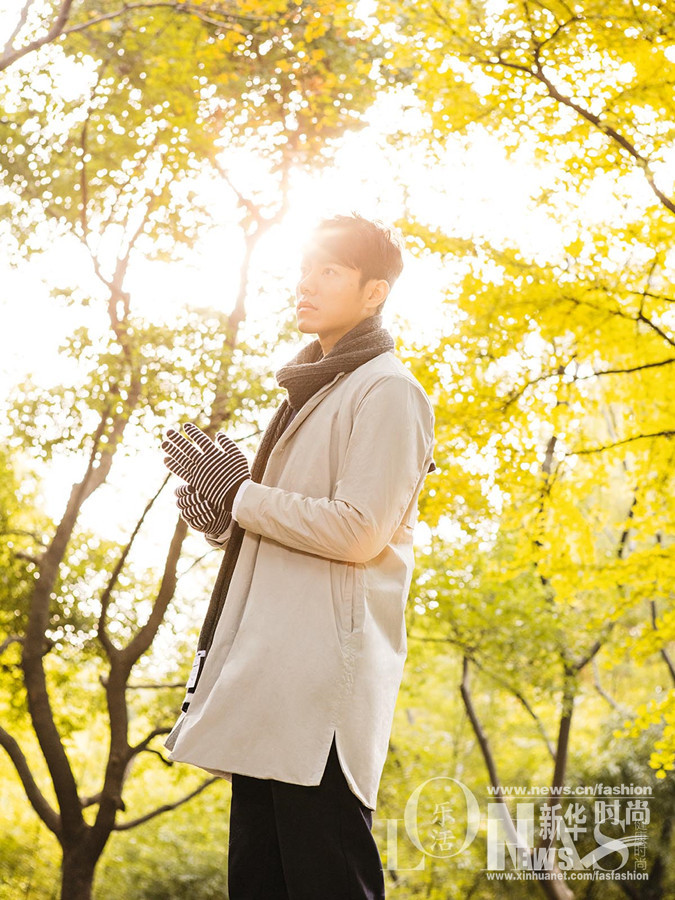 李程彬早春大片風(fēng)衣白毛衣演繹溫暖鄰家少年