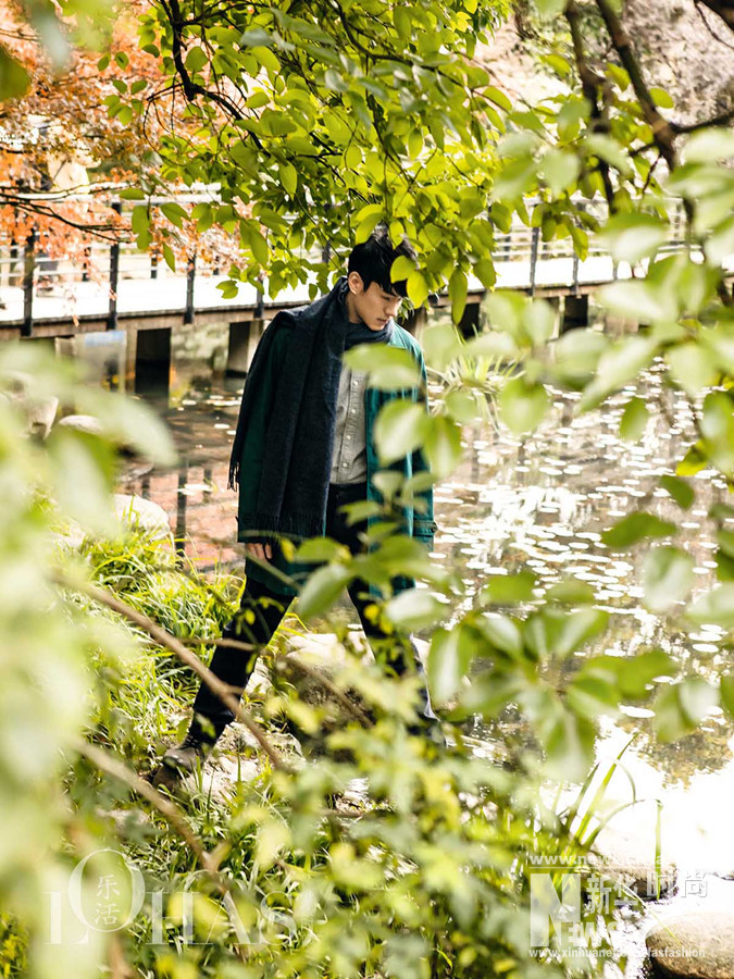 李程彬早春大片風衣白毛衣演繹溫暖鄰家少年