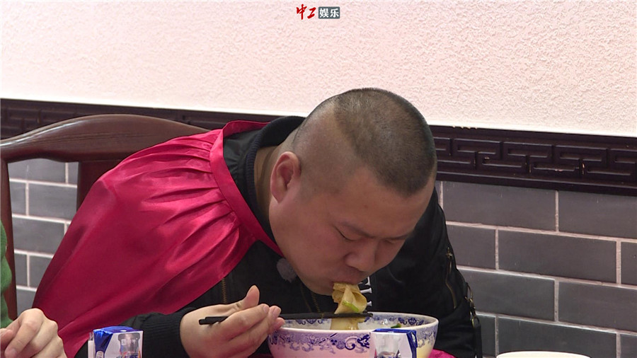 小岳岳為吃“天下第一面”文化潛力大爆發 默寫42畫超難biáng字