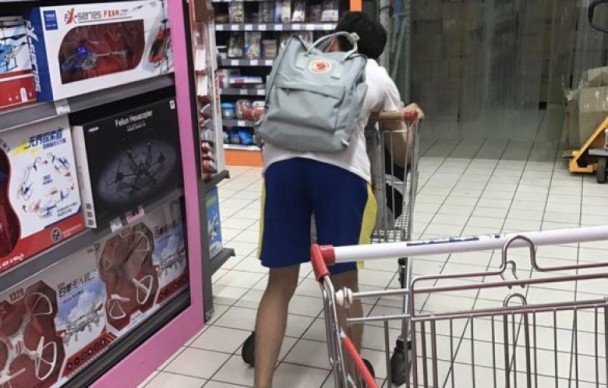 學(xué)生情侶超市舉止親密引不滿