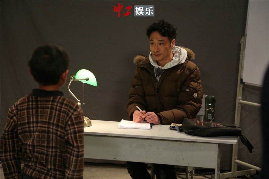 《閃爸》吳鎮(zhèn)宇跪地扮狗 靚坤解放天性略“精分”