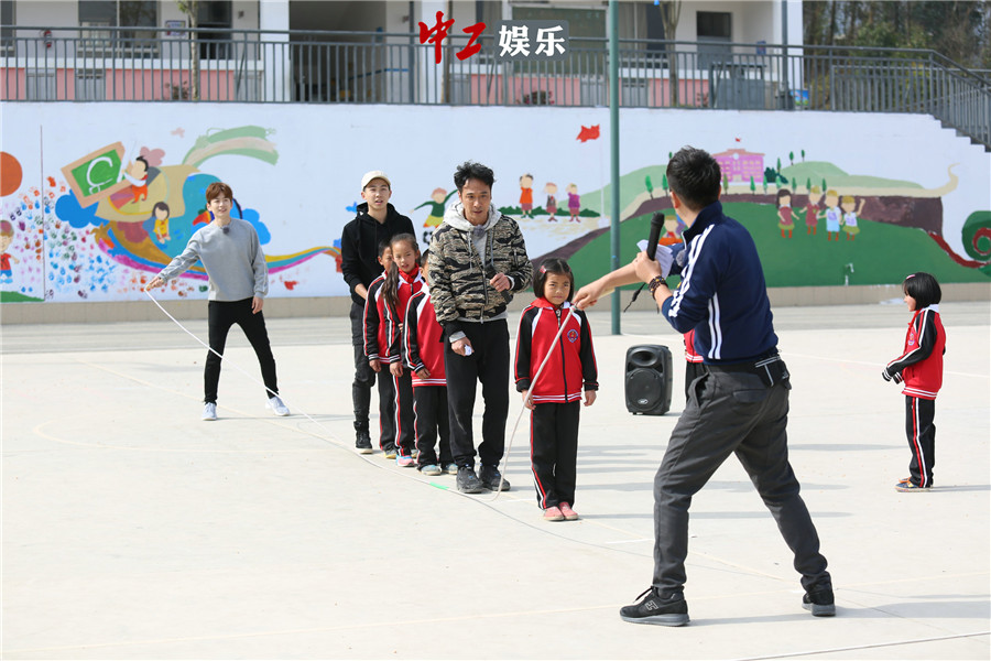 《閃爸》吳鎮(zhèn)宇跪地扮狗 靚坤解放天性略“精分”