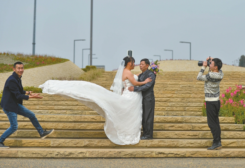 甜蜜浪漫!三對打工夫妻成都興隆湖邊補拍婚紗照(組圖)