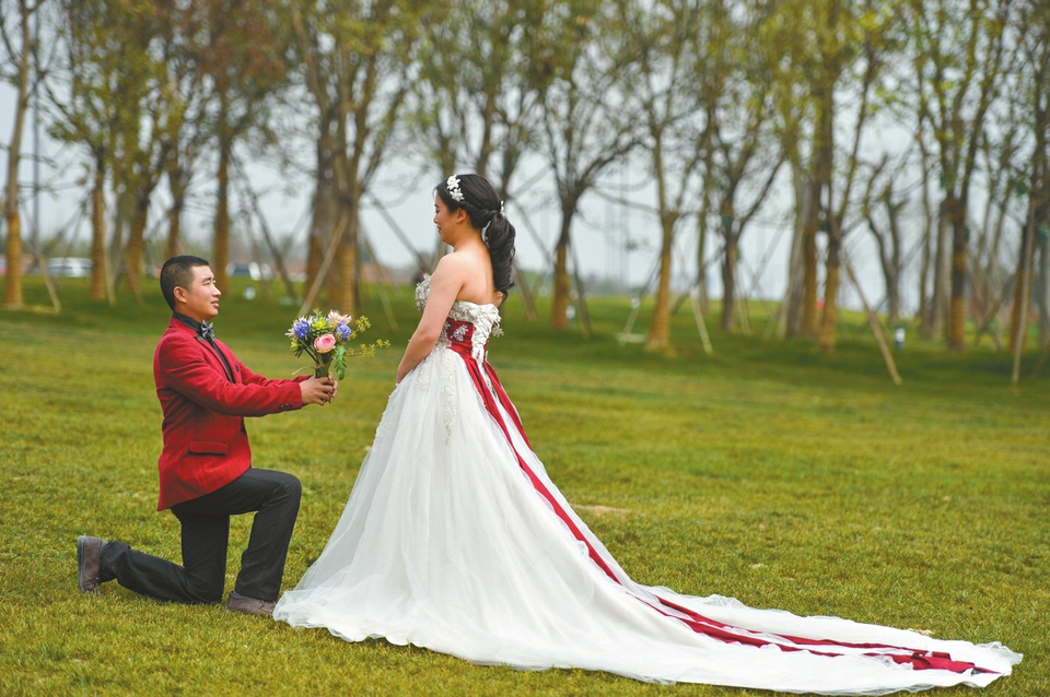 甜蜜浪漫！三對打工夫妻成都興隆湖邊補(bǔ)拍婚紗照（組圖）