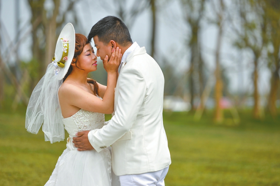 甜蜜浪漫！三對(duì)打工夫妻成都興隆湖邊補(bǔ)拍婚紗照（組圖）