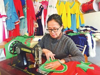 成都:廣場舞隊(duì)長精打細(xì)算 為隊(duì)友做300套演出服裝