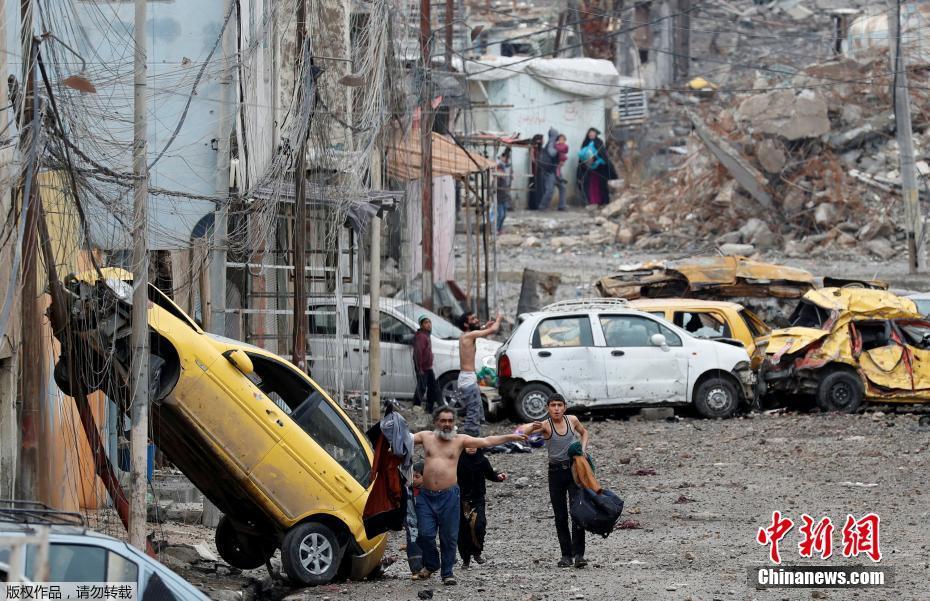 伊拉克男子逃離戰(zhàn)區(qū) 脫衣證明自己不是恐怖分子（圖）