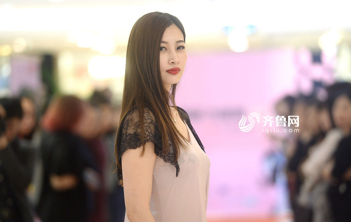 三八節來襲 濟南商家讓模特穿內衣走秀引顧客