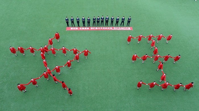 女生節(jié)準空姐操場擺巨型