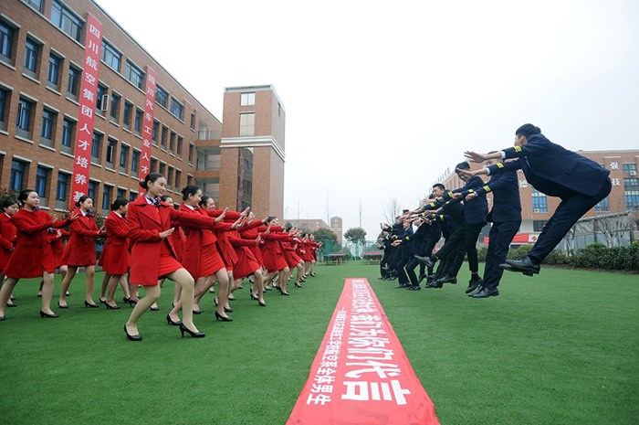 女生節(jié)準(zhǔn)空姐操場擺巨型