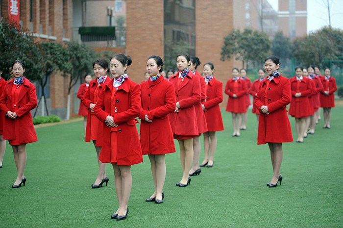 女生節(jié)準(zhǔn)空姐操場(chǎng)擺巨型