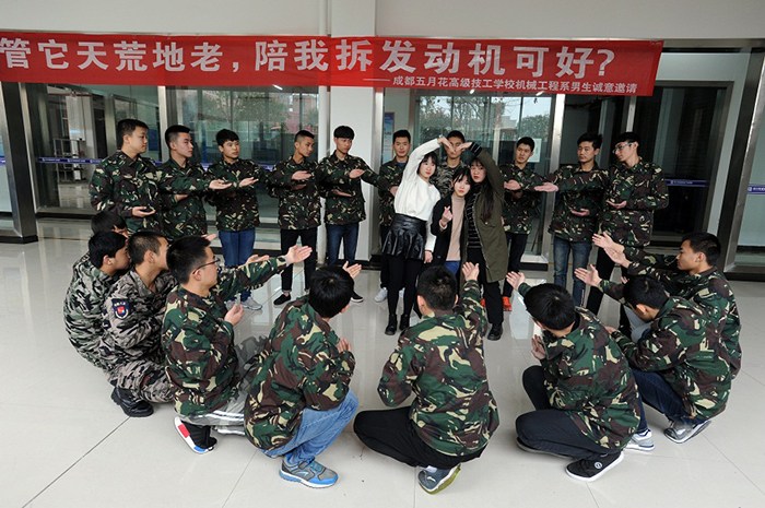 女生節準空姐操場擺巨型