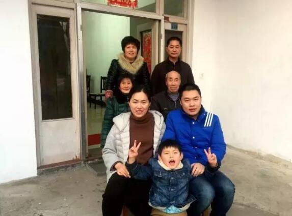 警察夫妻同年同月同日生結(jié)婚7年僅有一張全家福