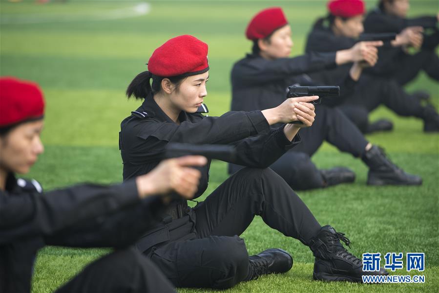 巾幗不讓須眉的女子特警(組圖)