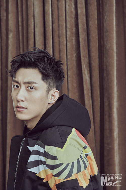 黃景瑜最新大片曝光 輕松玩轉(zhuǎn)多種穿搭風格