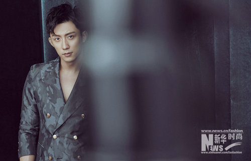 黃景瑜最新大片曝光 輕松玩轉(zhuǎn)多種穿搭風格