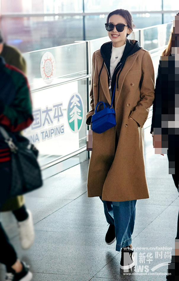 孫怡最新機(jī)場(chǎng)街拍曝光 酷勁十足簡(jiǎn)約風(fēng)