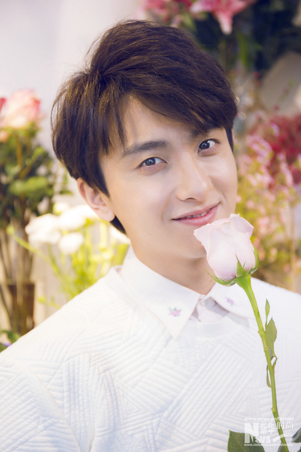 牛駿峰時尚大片曝光 清新暖男花中示愛