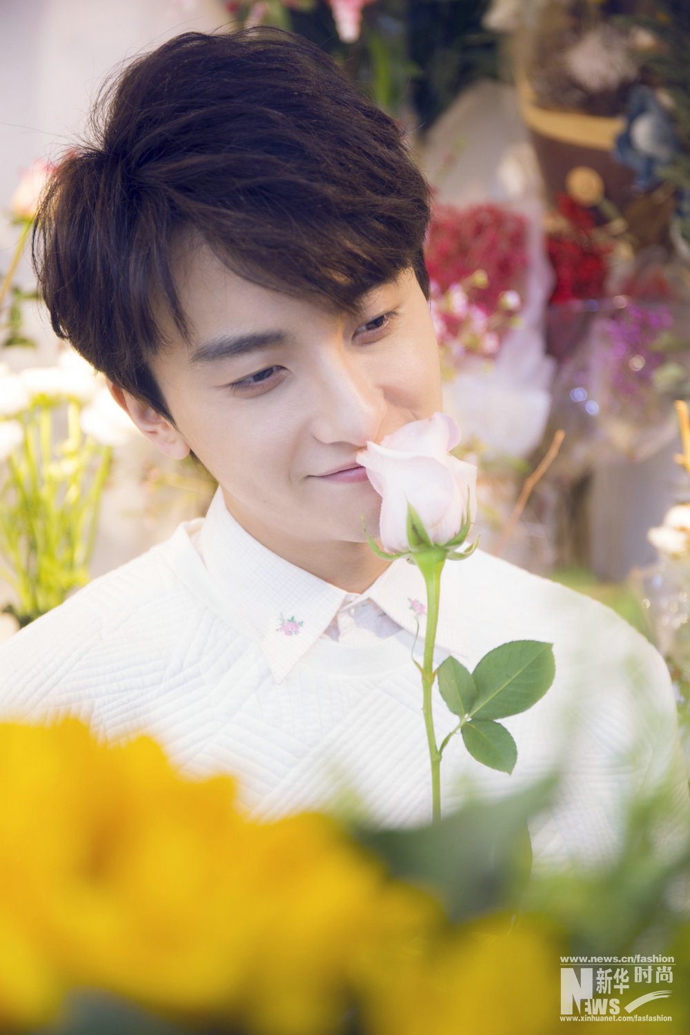 牛駿峰時(shí)尚大片曝光 清新暖男花中示愛(ài)