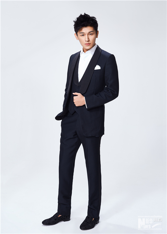 楊旭文曝早春寫真大片 百變駕馭文藝復(fù)古風(fēng)