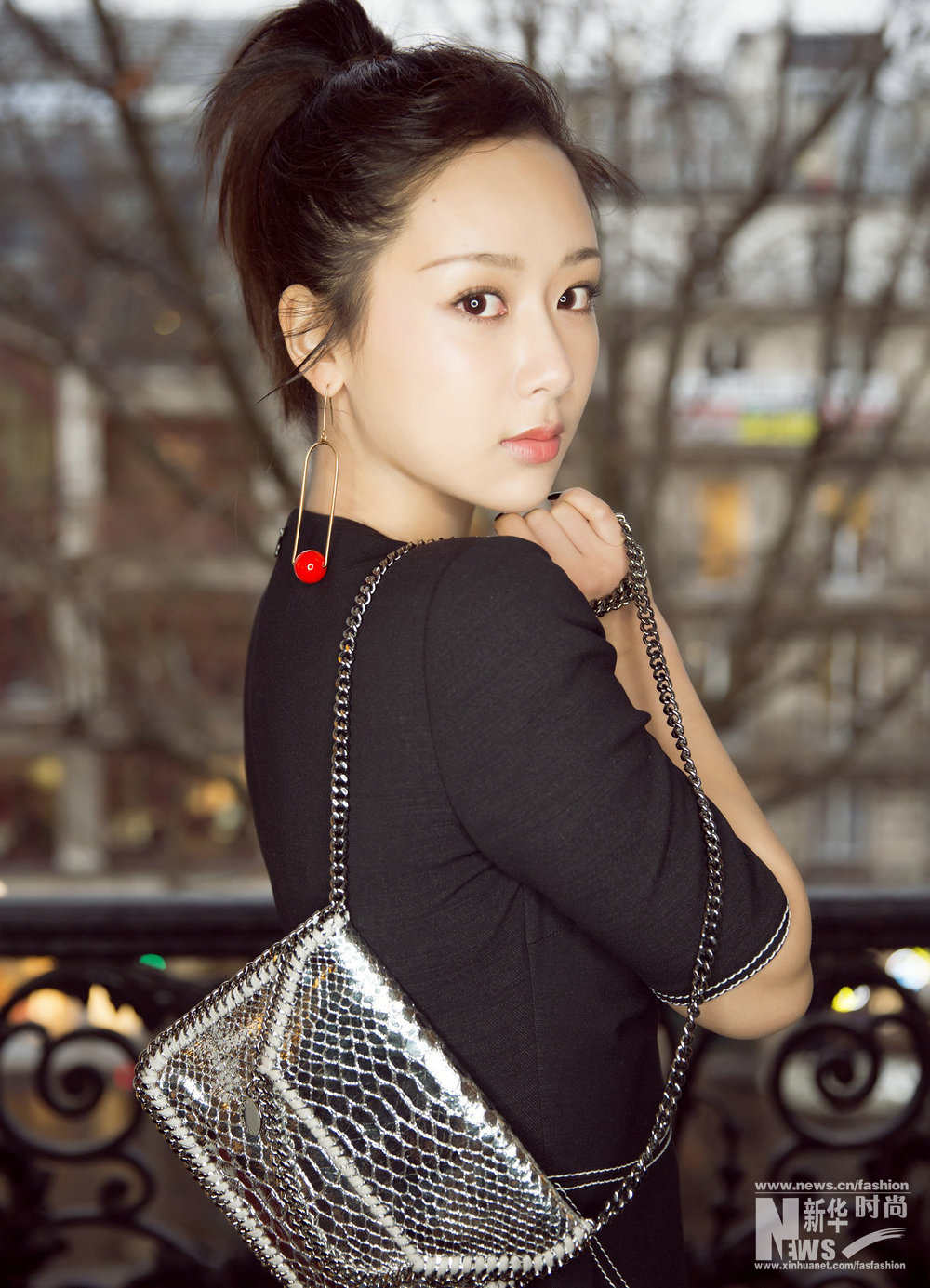 楊紫時裝周獻首秀 高馬尾櫻桃紅別針清新靈動