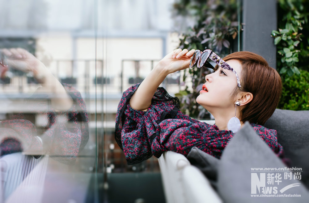 秦嵐街拍荷葉袖搭紅色綁帶高跟鞋 干練又小清新